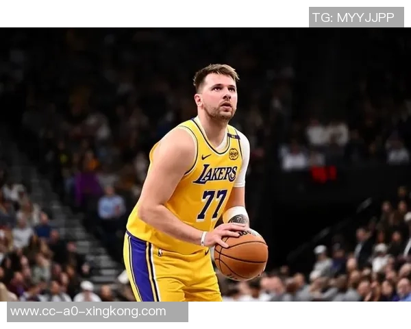 詹姆斯在东契奇和里夫斯的光芒下显得孤独让人心疼的篮球传奇